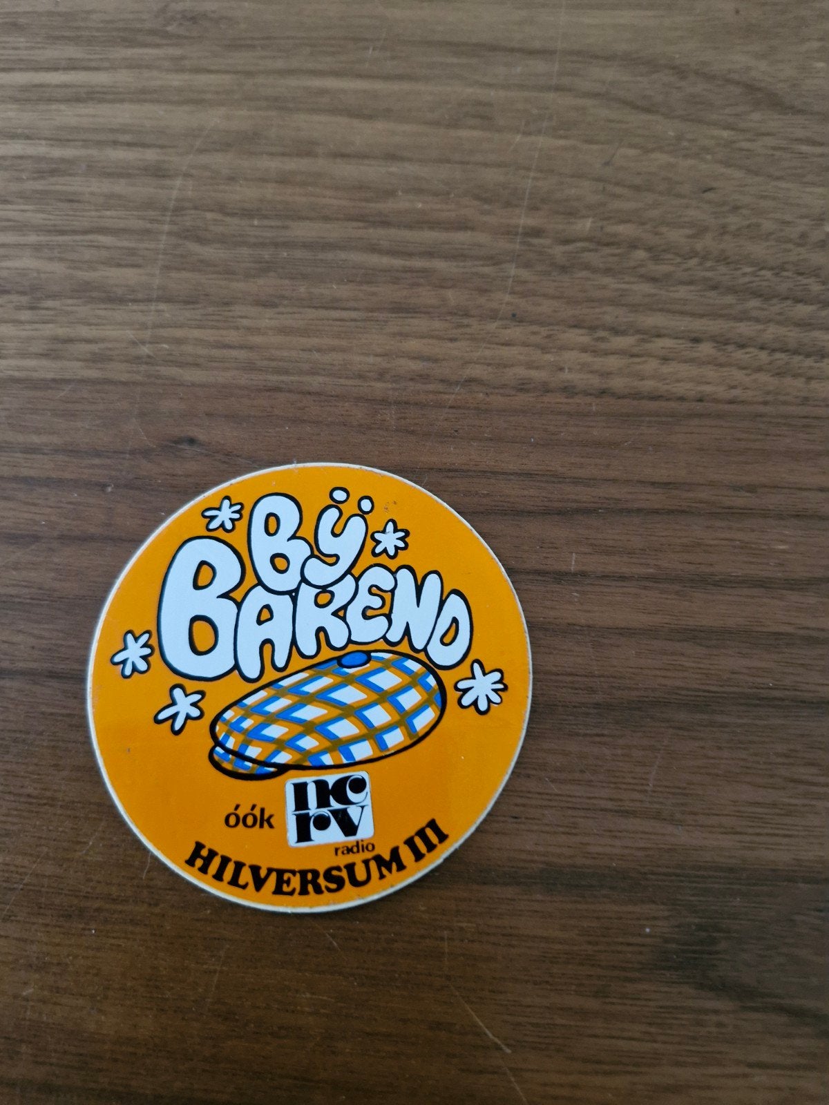 1042 Vintage sticker Radio Hilversum III - Bij Barend 8 cm, Ophalen of Verzenden, Gebruikt, Film, Tv of Omroep