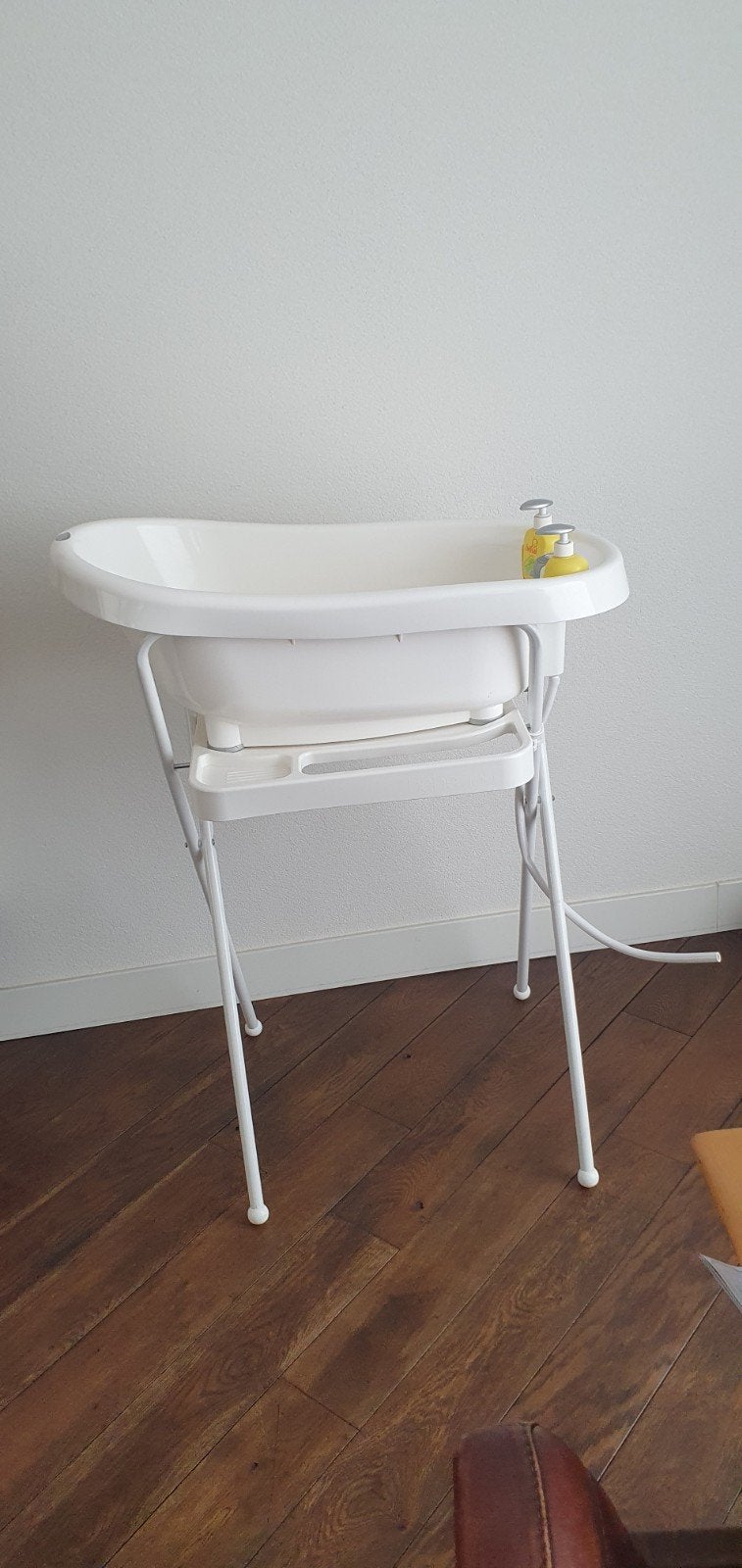 Bébé-jou babybadje met standaard, badzitje en accessoires, Ophalen, Gebruikt, Badje, Bébé-jou