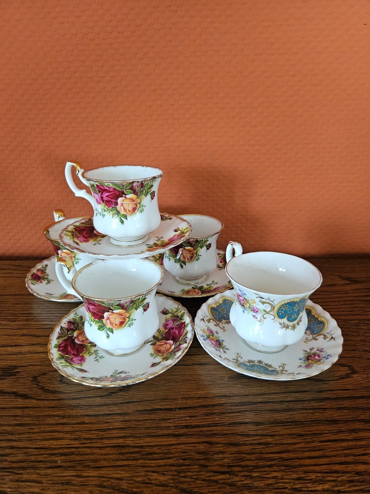 5x Royal Albert kopjes & schotels en 1 schotel, Verzamelen, Porselein, Kristal en Bestek, Ophalen, Kop en/of schotel