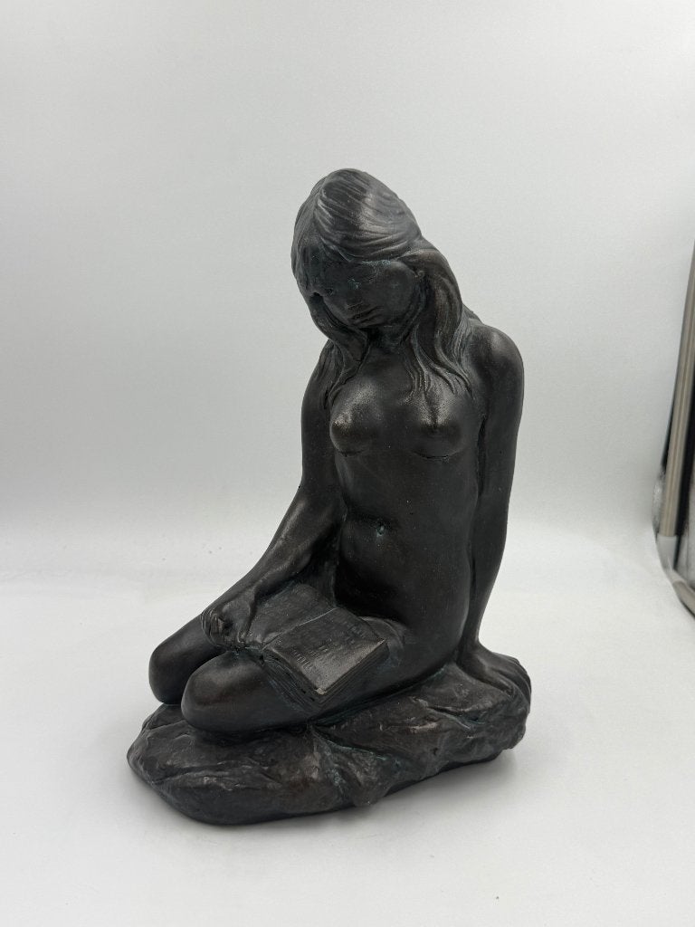 Beeld lezende naakte vrouw – vrouw met boek, Ophalen of Verzenden, Handgemaakt, 20 - 50 cm, Steen of Keramiek