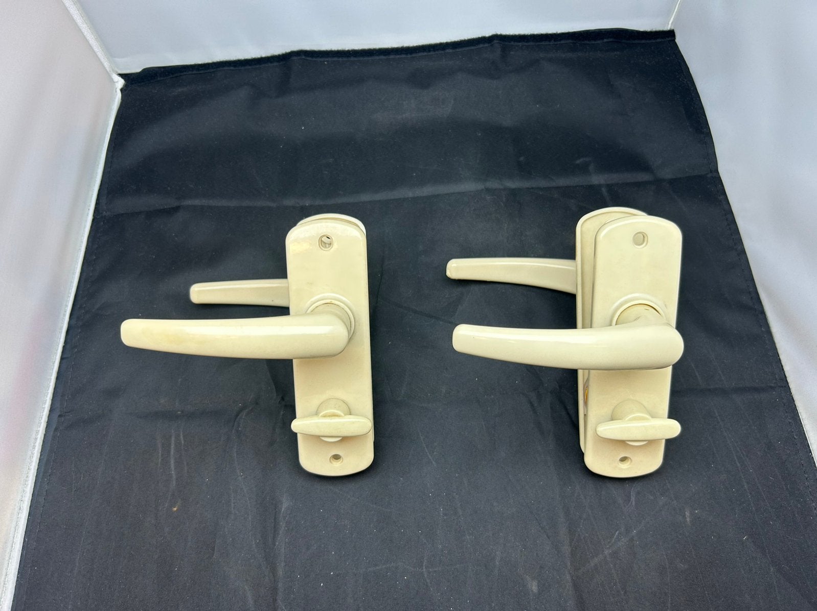 2 sets vintage wit bakeliet deurklinken 2 kleur toiletschild, Ophalen of Verzenden, Zo goed als nieuw, Overige materialen, Klink of Kruk