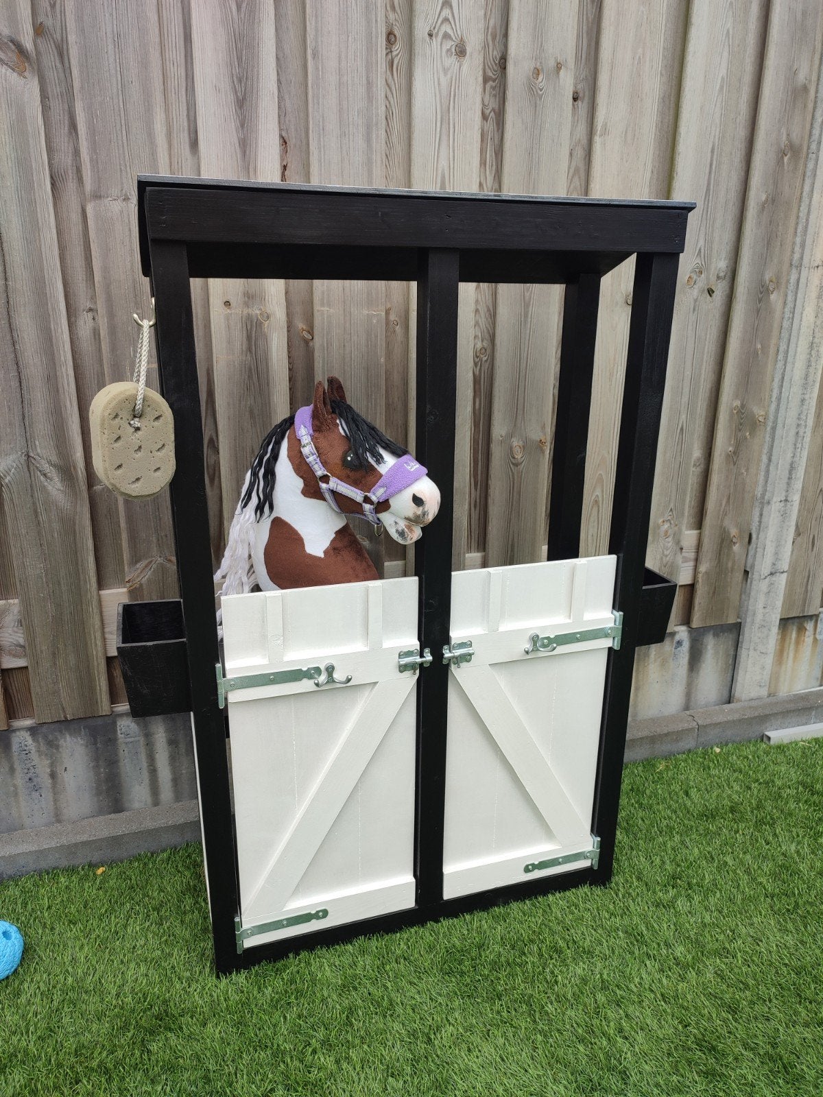 Stokpaardstal / Hobby horse, Ophalen
