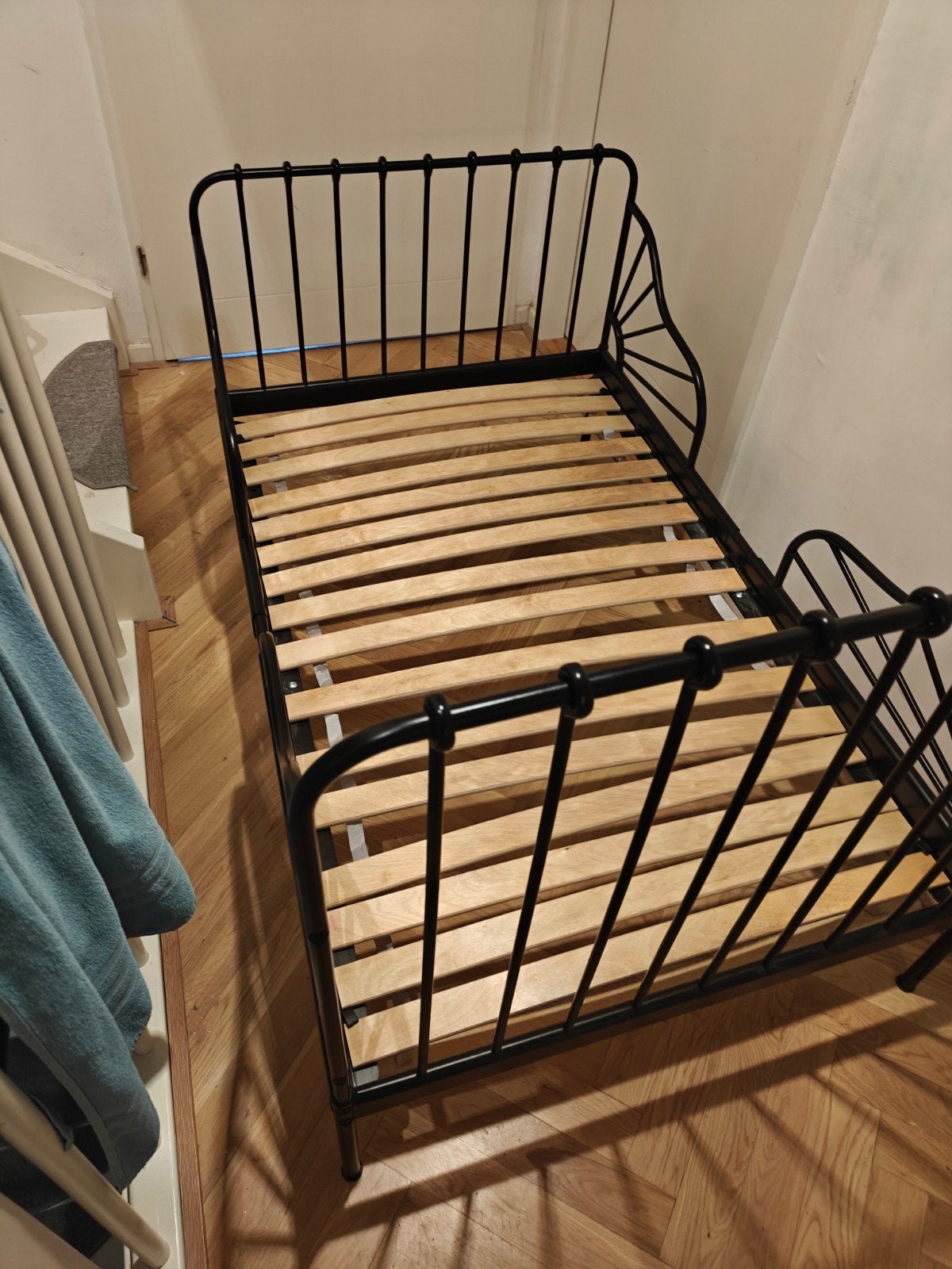 ikea Minnen bed: Zwart metalen eenpersoonsbed met lattenbode, Modern, Klassiek, Gebruikt, 90 cm, Eenpersoons