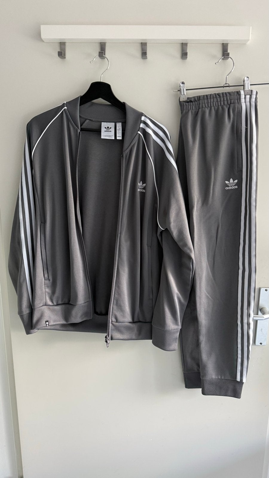 Adidas SST trainingspak Grijs, Ophalen of Verzenden, Zo goed als nieuw, Maat 52/54 (L), Grijs