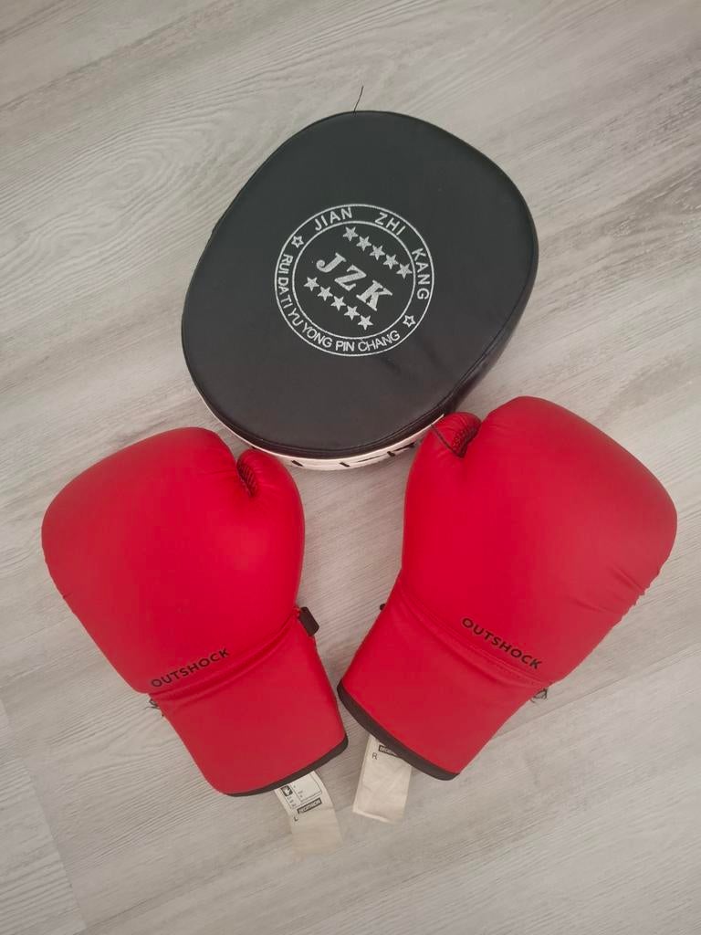 Bokshandschoenen en stootkussen set - Outshock JZK, Gebruikt, Overige, Vechtsportmateriaal, Ophalen of Verzenden
