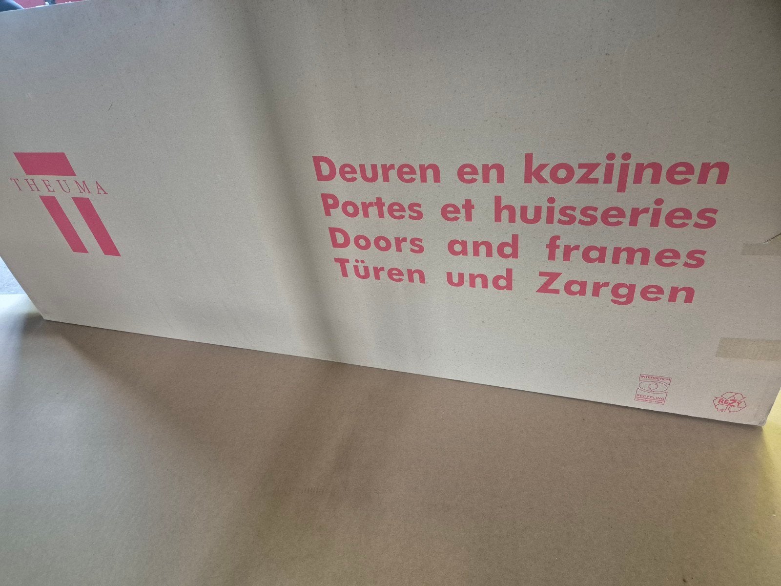 GRATIS , SNEL OPHALEN !nieuwe deuren in doos., Doe-het-zelf en Verbouw, Kratten en Dozen, Doos, Ophalen of Verzenden, Minder dan 40 cm