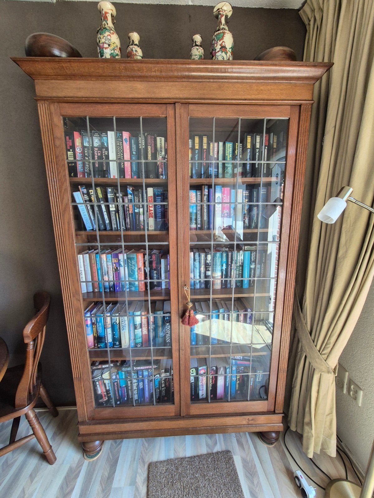 Klassieke eikenhouten vitrinekast, Ophalen, Gebruikt, 150 tot 200 cm, 25 tot 50 cm