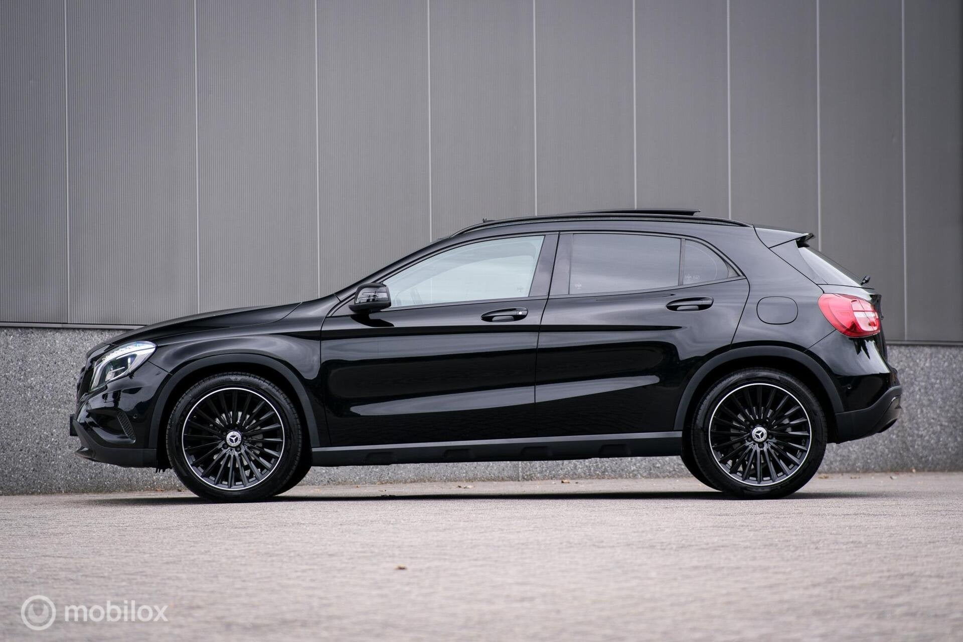 Mercedes GLA-klasse 180 | Glazen schuifdak | NAP NL auto | C, Auto's, Voorwielaandrijving, Gebruikt, 4 cilinders, Leder en Stof
