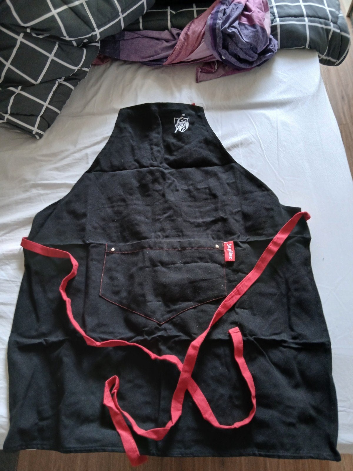 Jupiler BBQ Schort - Zwart met Rood, Verzamelen, Biermerken, Ophalen of Verzenden, Nieuw, Kleding, Jupiler