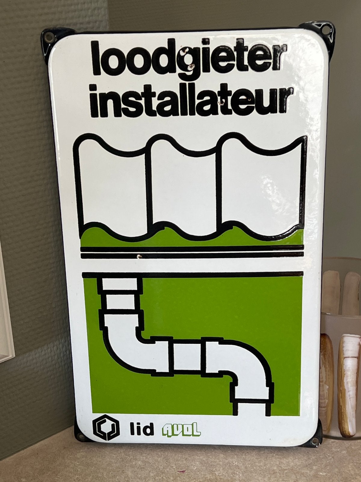 Vintage Emaille Reclamebord Loodgieter Installateur Avol, Antiek en Kunst, Antiek | Emaille, Ophalen of Verzenden