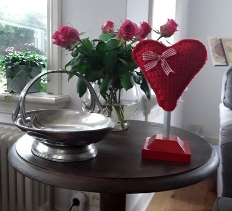 Groot gehaakt hart op houten stander - nieuw, Overige stijlen, Nieuw, Ophalen of Verzenden, Rood
