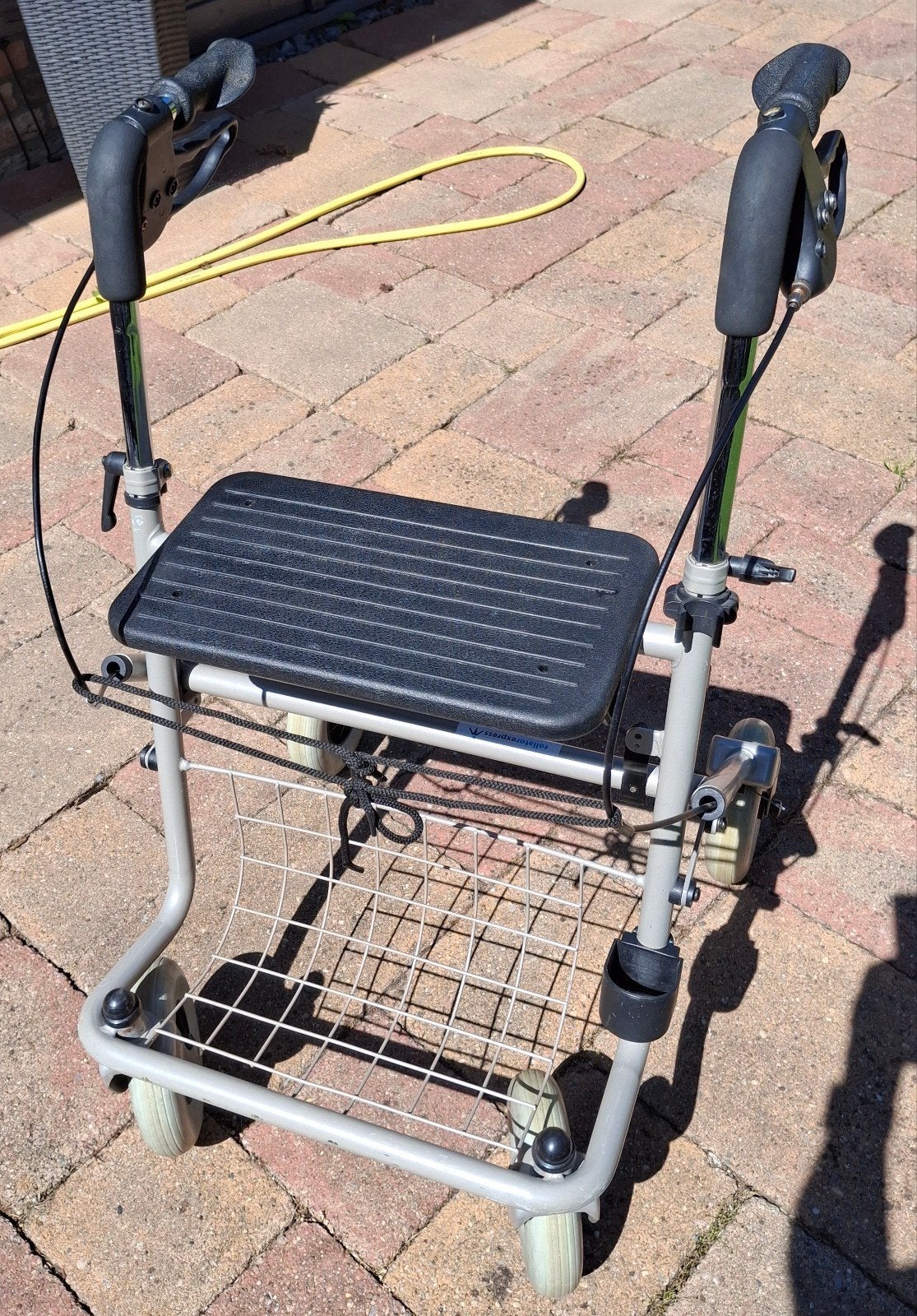 Thuasne Quatro Rollator inklapbaar – Stabiel, Comfortabel, Ophalen, Opvouwbaar, Zo goed als nieuw