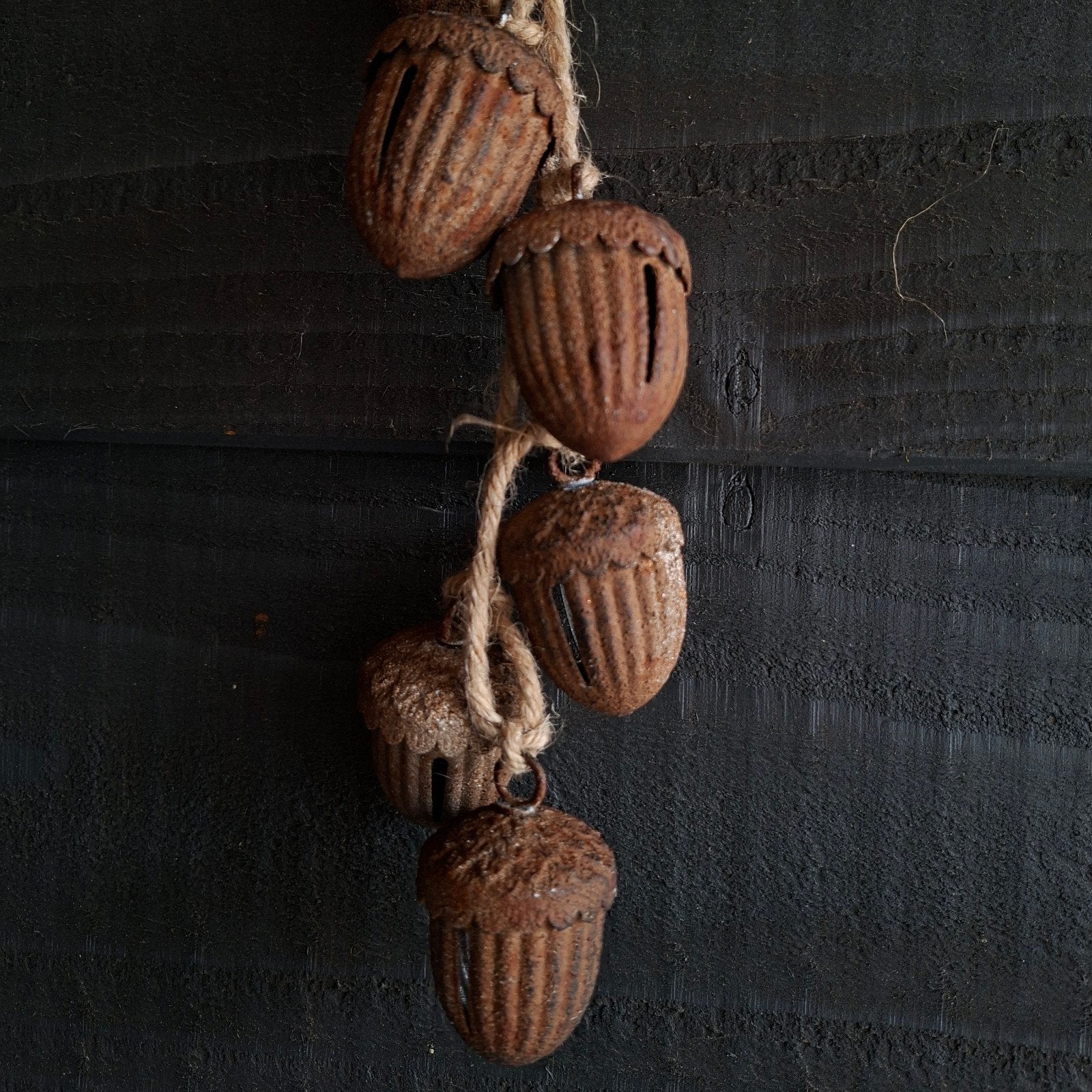 Hanger met roest "eikel" bellen klein., Huis en Inrichting, Nieuw, Ophalen of Verzenden, Landelijk, Metaal