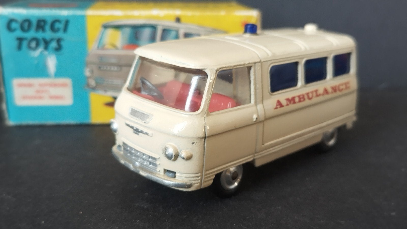 Commer Ambulance 1:43 Corgi Toys Pol, Corgi, Auto, M, Zo goed als nieuw