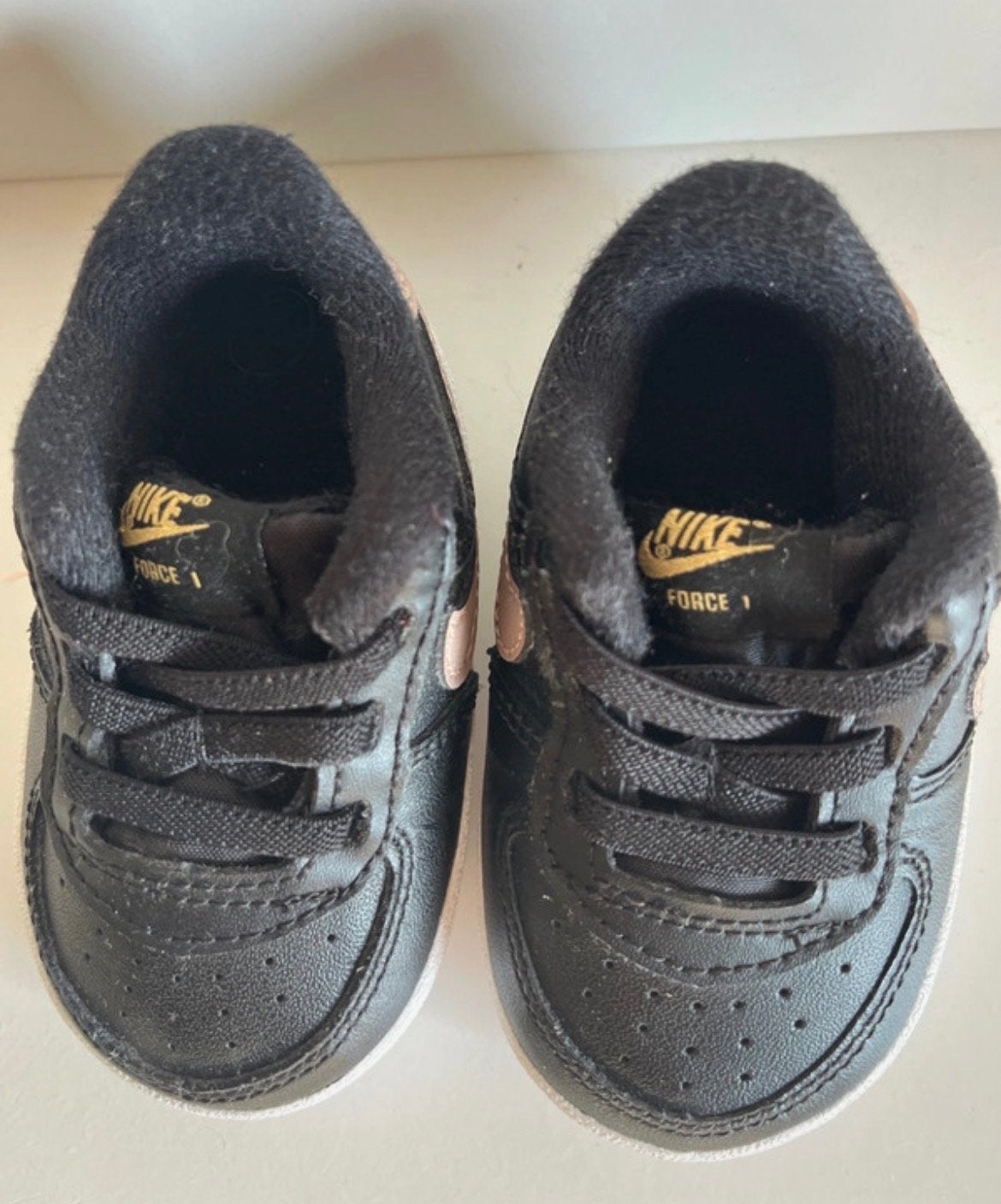 Nike Force 1 baby schoentjes zwart/roségoud, Kinderen en Baby's, Babykleding | Schoentjes en Sokjes, Schoentjes, Jongetje of Meisje