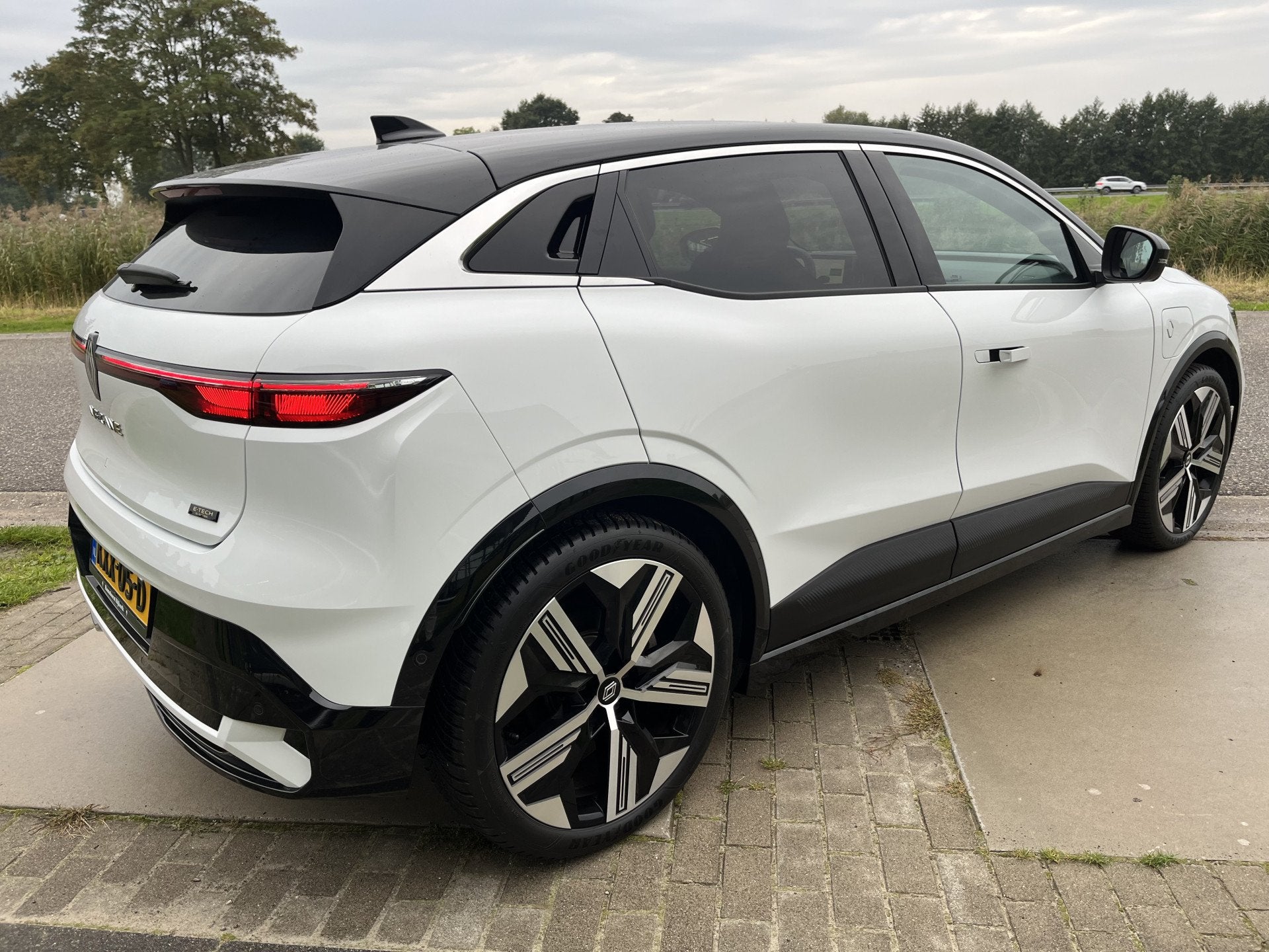 Renault Mégane E-Tech EV60 Optimum Charge Iconic 220PK / 36, 12 maanden, Zwart, 429 km, Wit