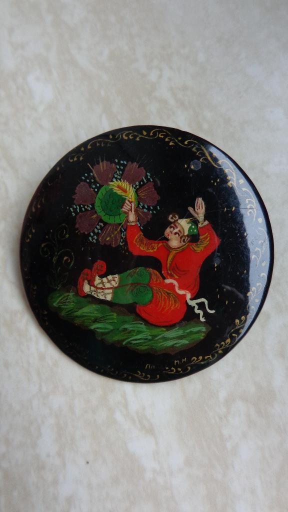 Twee Russische lakbroches, Ophalen