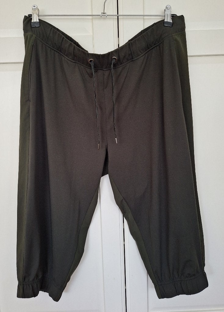 Olijf groene capri sportbroek broek, maat 50 XXXL, Kleding | Dames, Kort, Maat 46/48 (XL) of groter, Ophalen of Verzenden, Gedragen