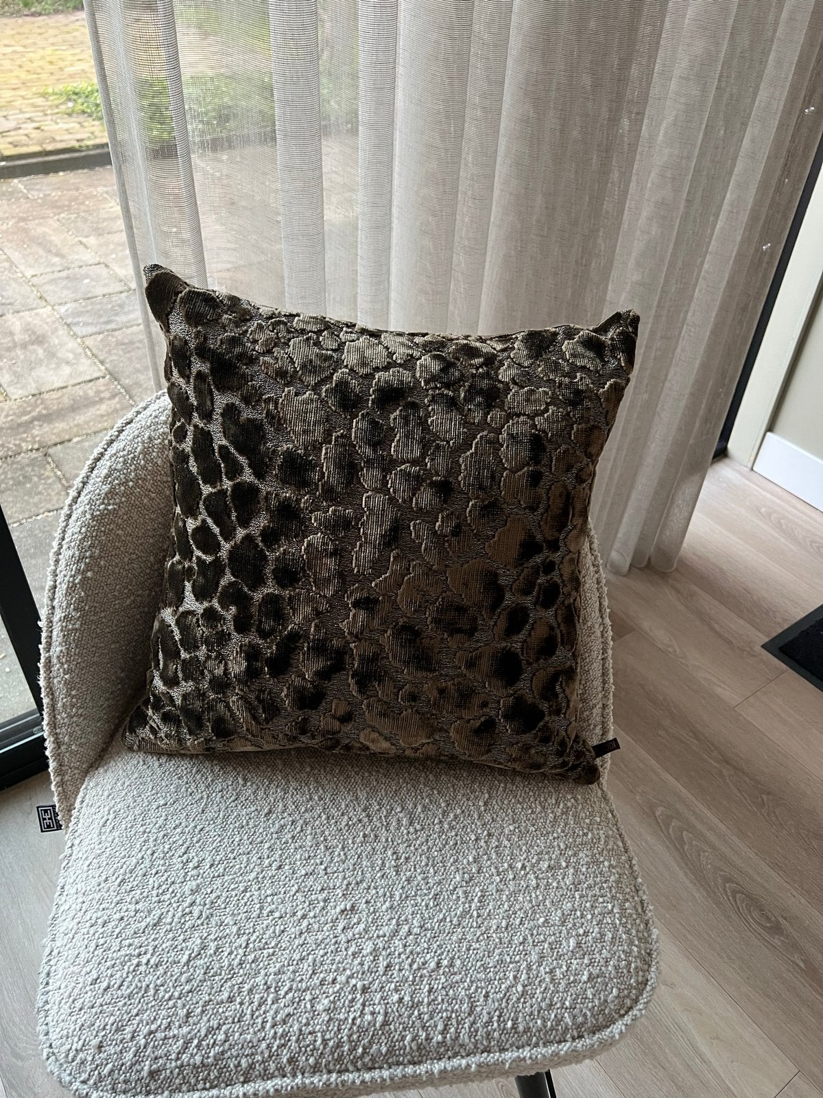 Luxe Claudi sierkussen 40x40 cm met eendenveren vulling, Huis en Inrichting, Bruin, Inclusief binnenkussen, Vierkant, Ophalen of Verzenden