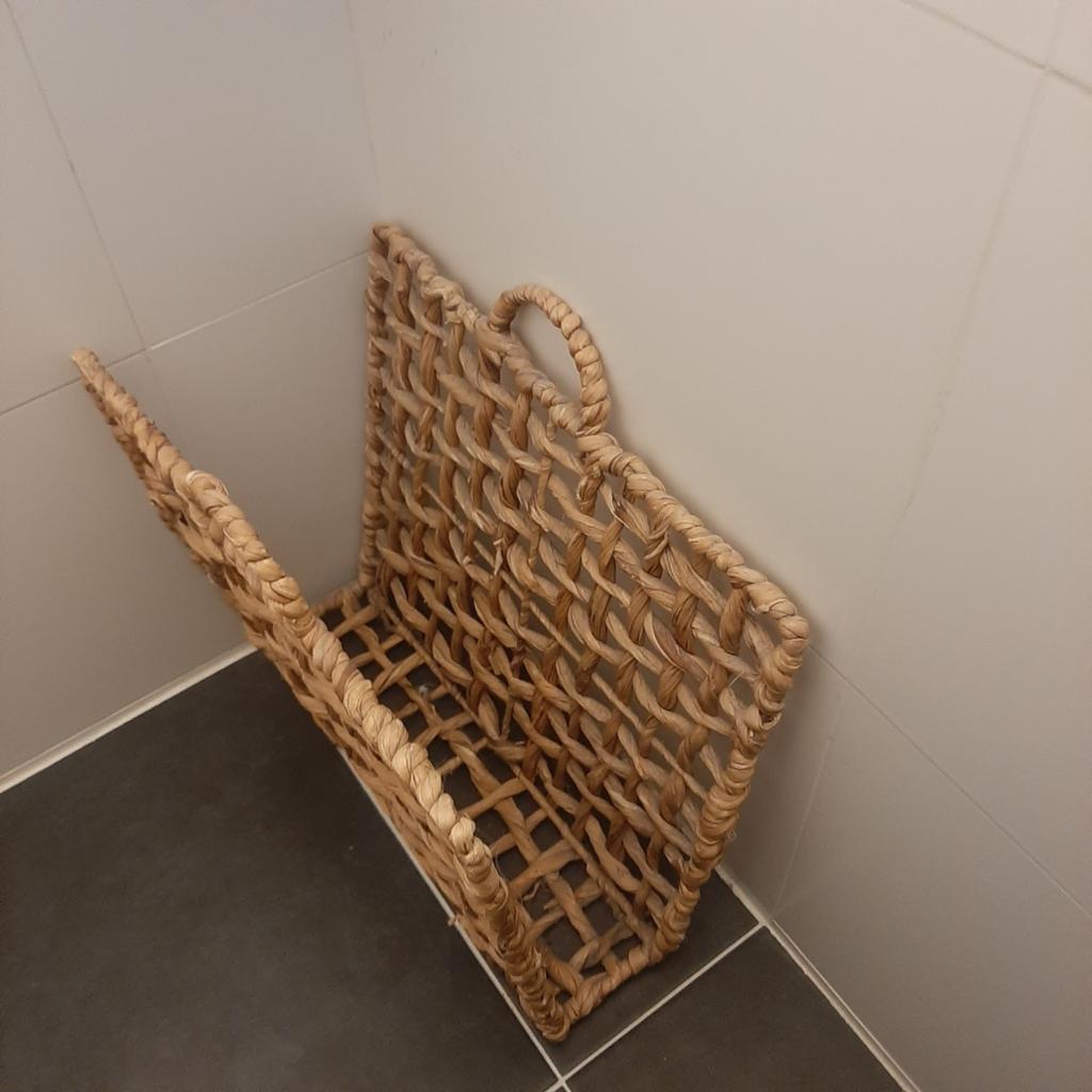 Krantenbak, riet, Huis en Inrichting, Woonaccessoires | Krantenbakken en Lectuurbakken, Ophalen, Zo goed als nieuw