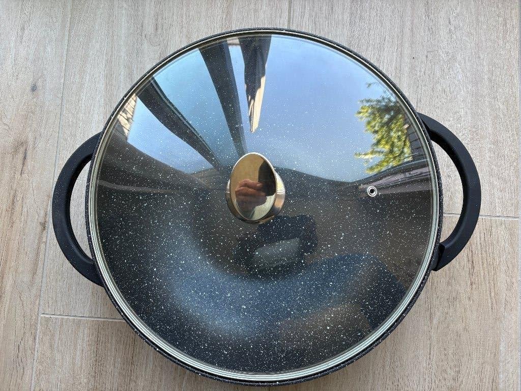 Biko Wokpan 36cm met glazen deksel en non stick coating, Gietijzer, Nieuw, Ophalen of Verzenden, Met handvatten