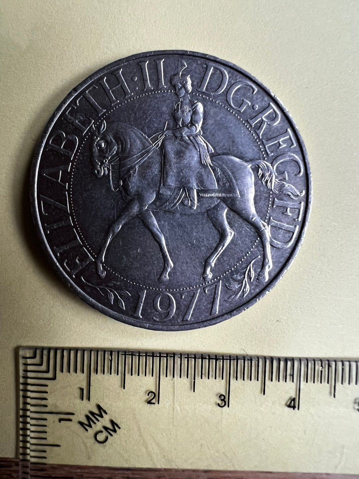 Herdenkingspenning Elisabeth II uit 1977, Ophalen of Verzenden, Overige materialen