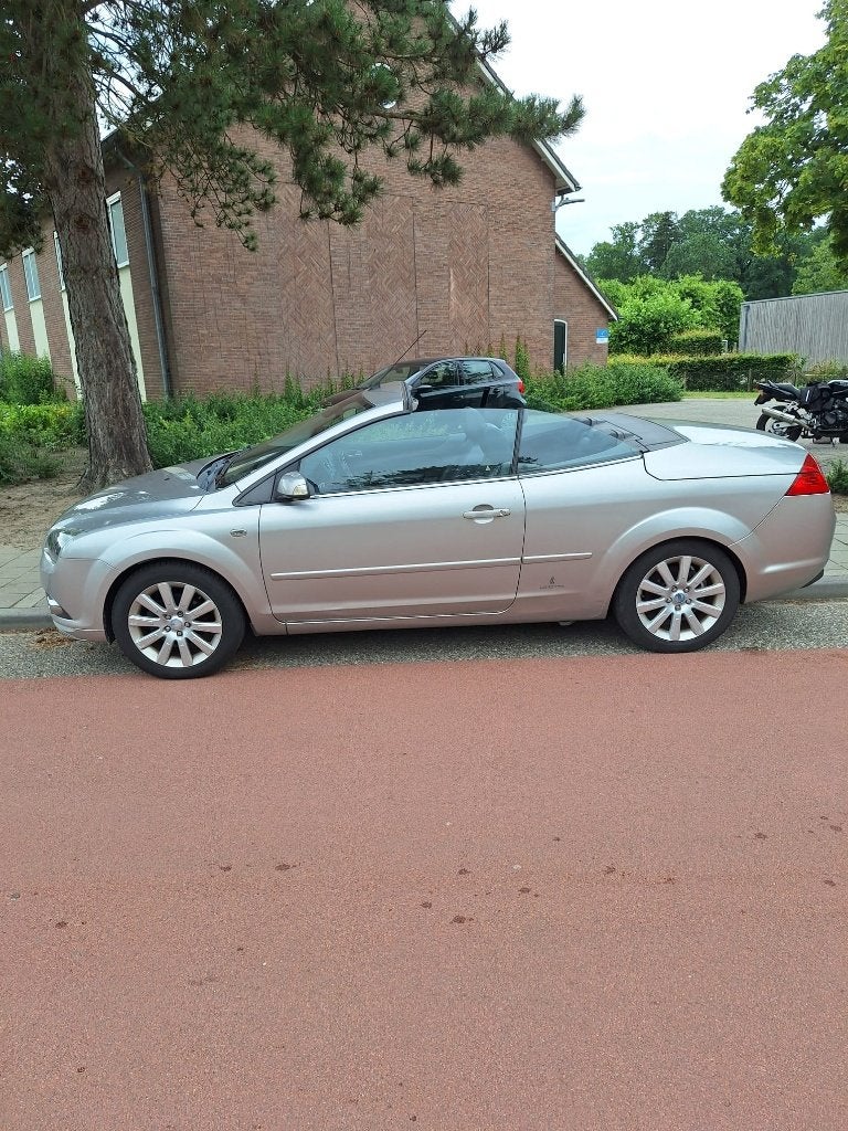Ford Focus 1.6 74KW CC 2007 Grijs cabrio (hard-dak), Auto's, Ford, 1596 cc, 1373 kg, Zwart, 4 cilinders