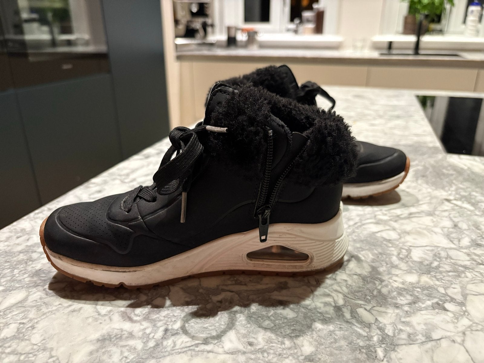 Skechers zwarte sneakers met bont - Maat 32, Ophalen of Verzenden, Zo goed als nieuw, Meisje, Schoenen