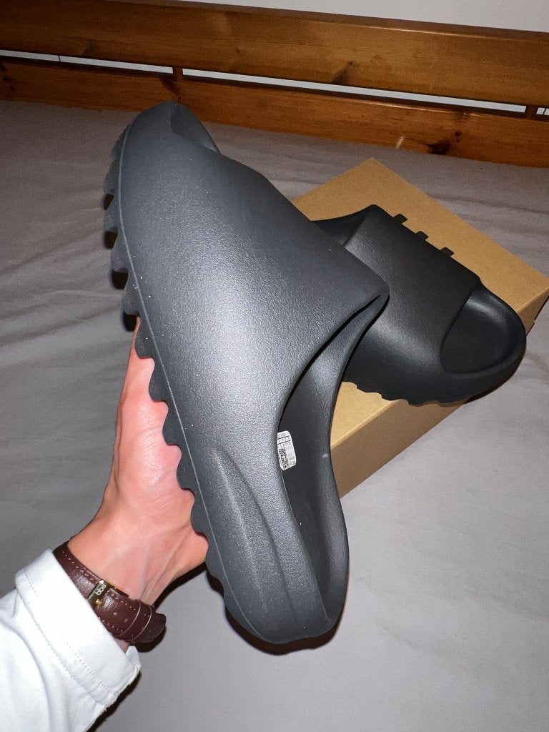 adidas Yeezy Slide Onyx (US 9 / EU 43), Kleding | Heren, Slippers, Zwart, Nieuw, Ophalen of Verzenden