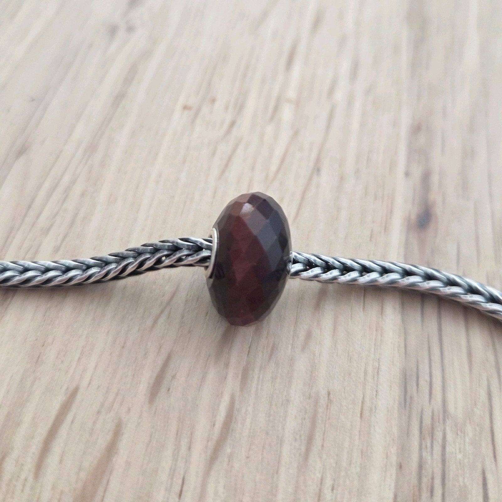 Trollbeads bedel rood tijgeroog TSTBE-20009, Sieraden, Tassen en Uiterlijk, Bedels, Zo goed als nieuw, Trollbeads, 1 bedel, Edelsteen