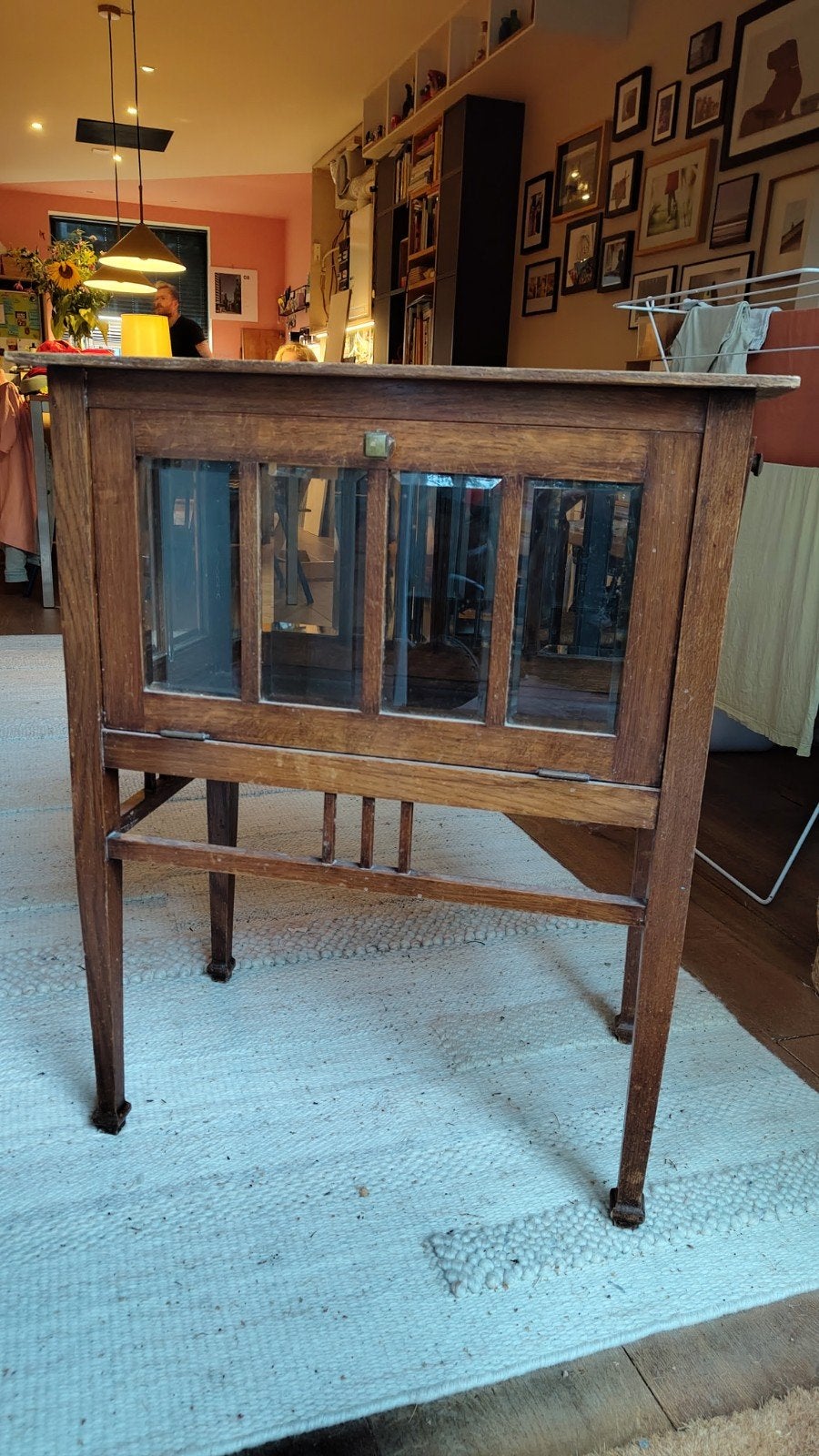 Houten theekastje met facetgeslepen glas en vier deuren, Ophalen