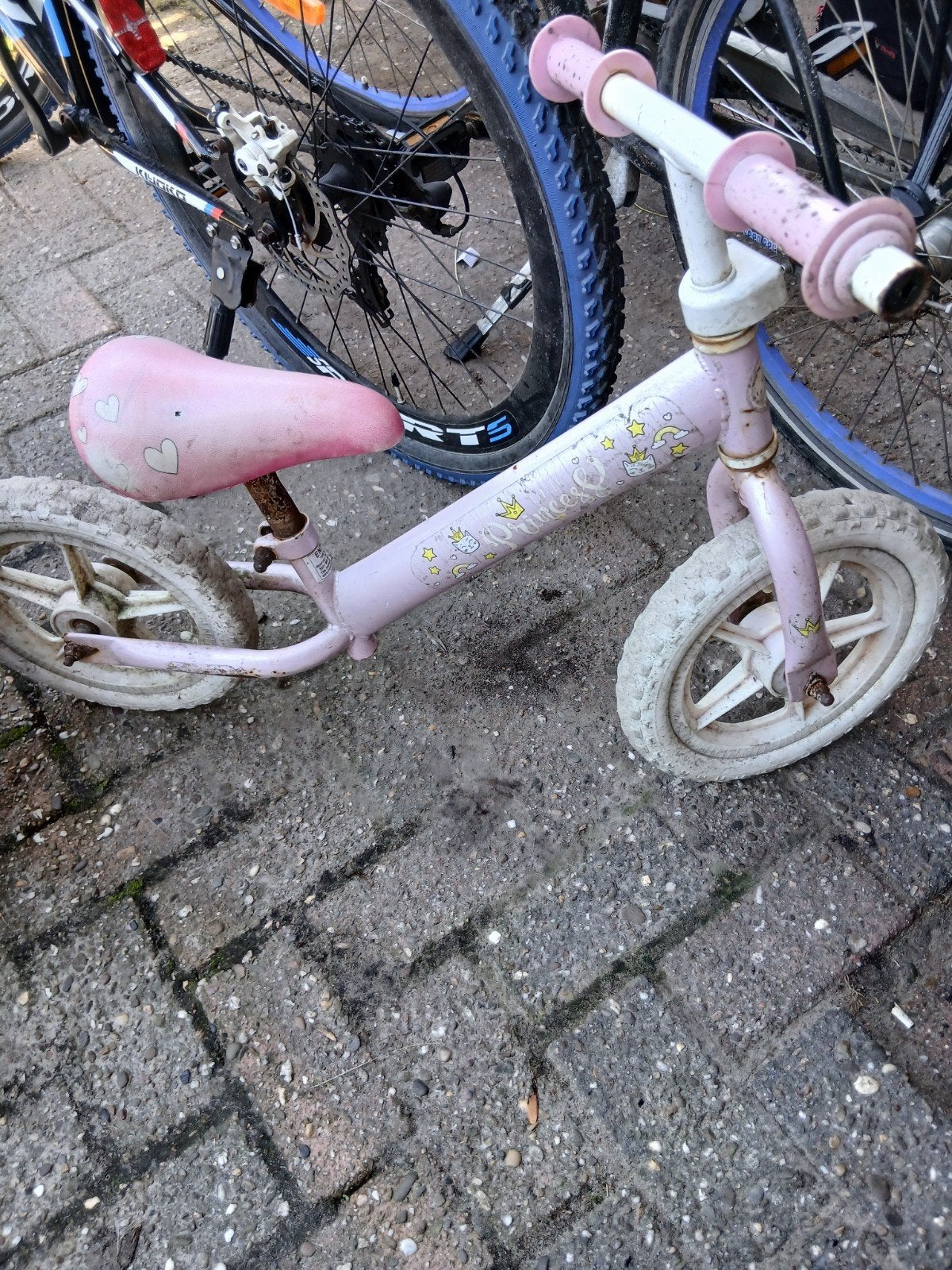 Roze kinderloopfiets gratis op te halen, Fietsen en Brommers, Ophalen, Gebruikt, Minder dan 16 inch