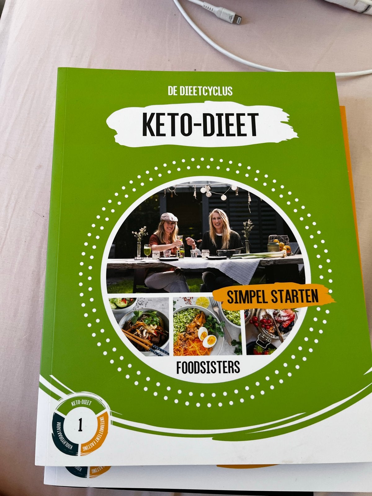 De Dieetcyclus: Keto-Dieet - Simpel Starten (Foodsisters), Ophalen of Verzenden, Zo goed als nieuw, Dieet en Voeding