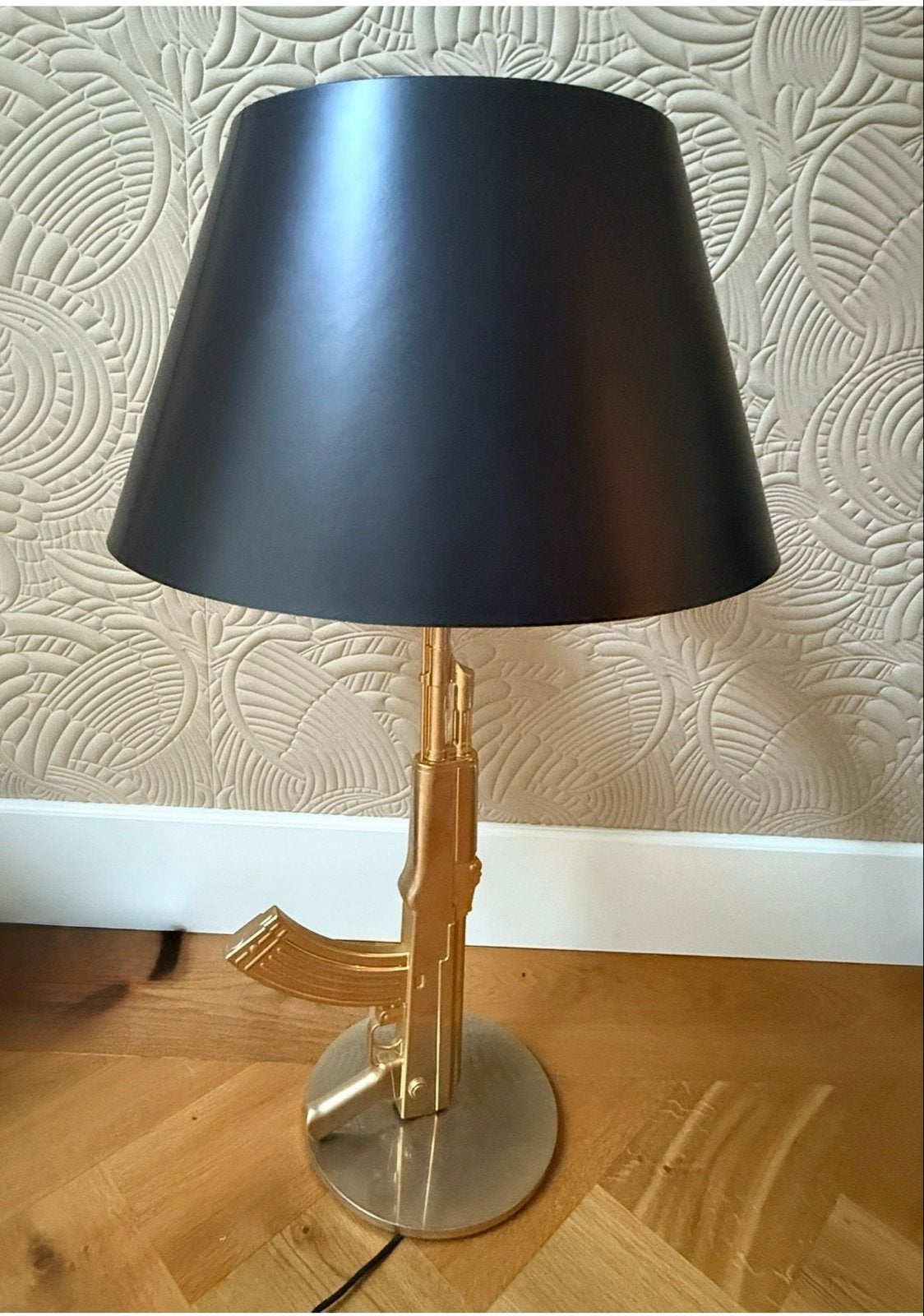 18K Gouden AK-47 Tafellamp met Zwarte Kap, Ophalen, Overige merken, E27 (groot), Zwart