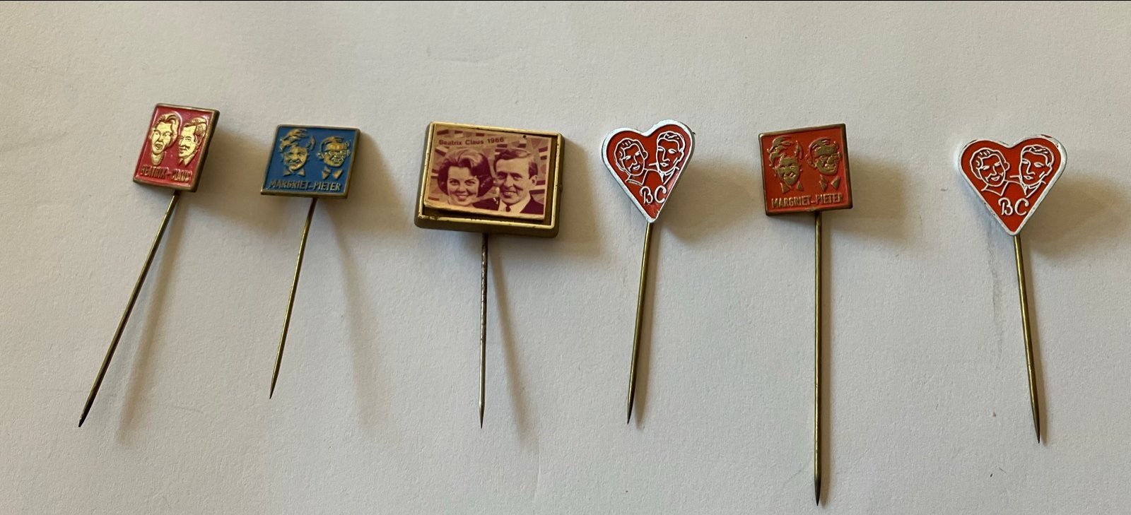 Vintage Speldjes Koningshuis Juliana Bernhard Beatrix Claus, Ophalen, Gebruikt, Overige onderwerpen, Speldje of Pin