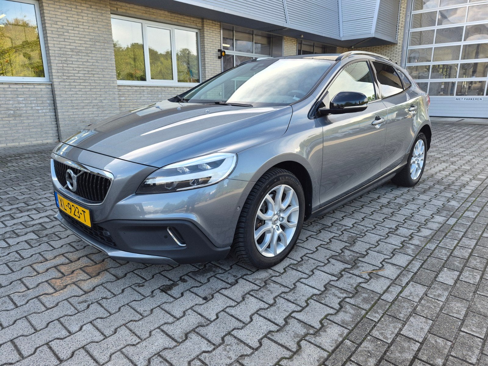 Volvo V40 Cross Country 1.5 T3 Polar + Luxury, 1498 cc, Beige, 4 cilinders, 700 kg