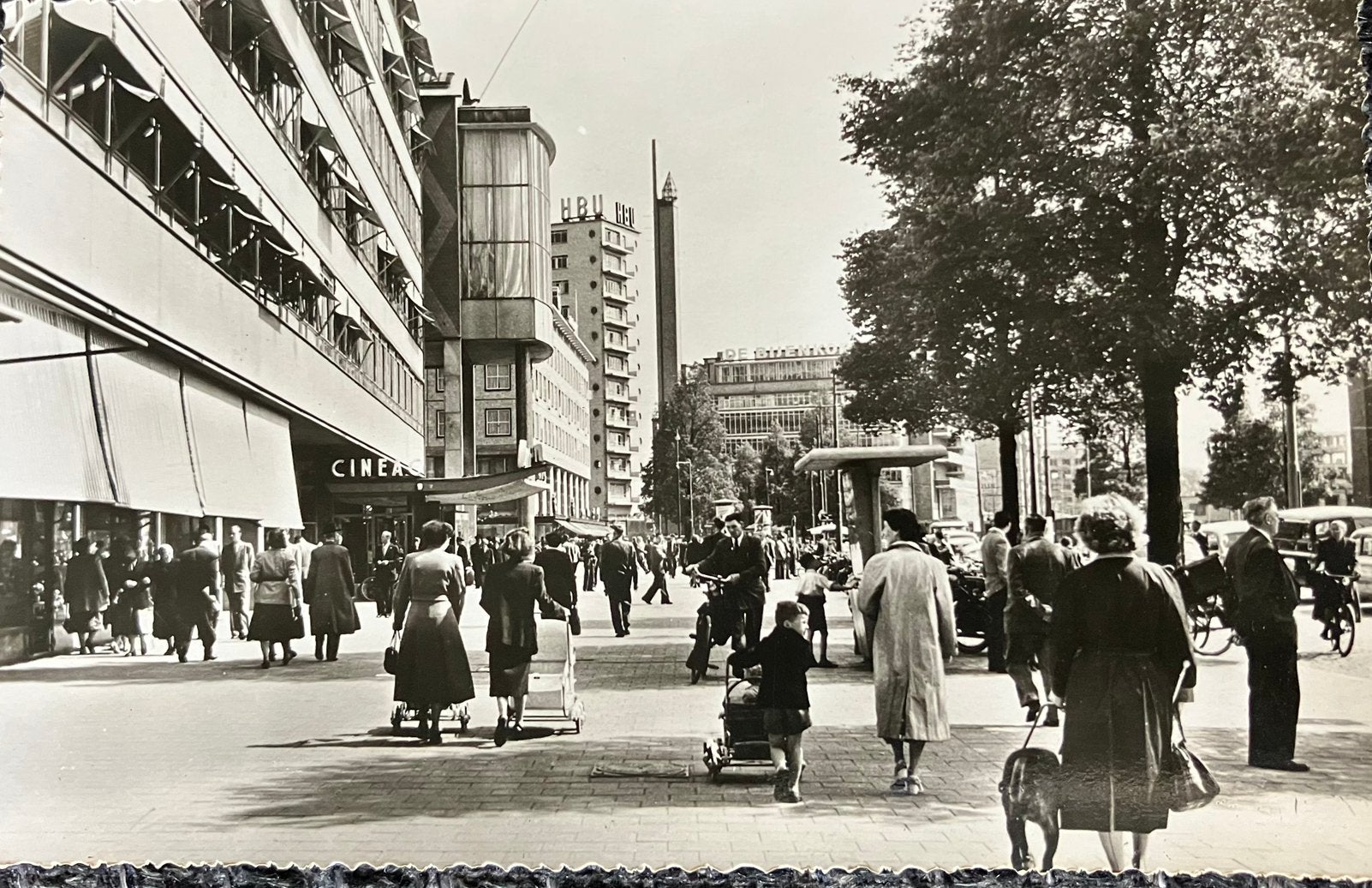 Oude Ansichtkaart  Coolsingel met veel winkelend publiek, Ophalen of Verzenden, 1940 tot 1960, Ongelopen, Zuid-Holland