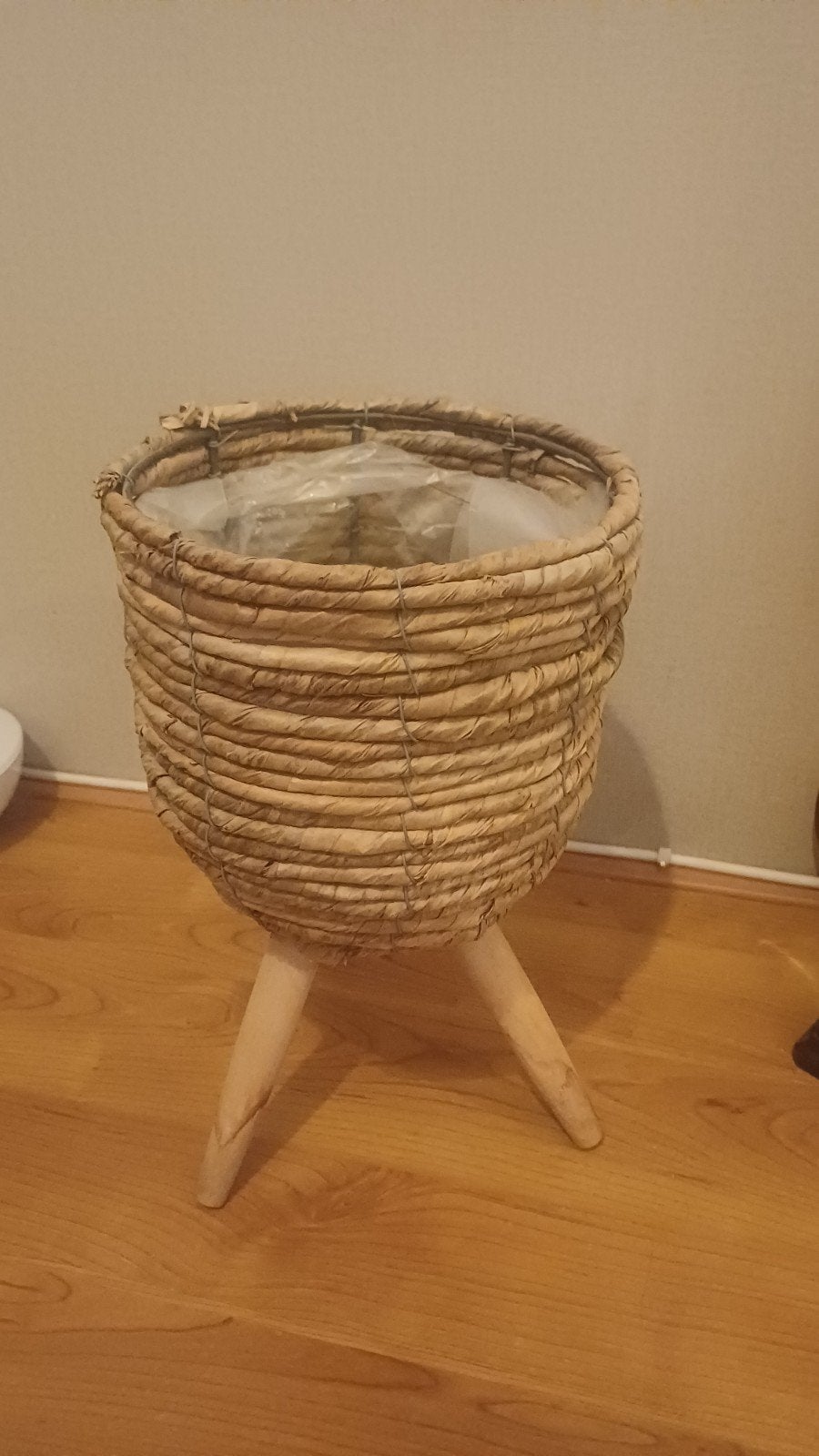 Rotan plantenmand op houten pootjes, Overige materialen, Gebruikt, Rond, Ophalen of Verzenden