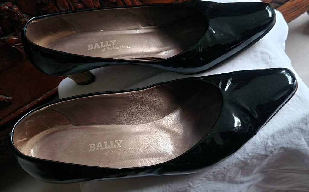 Maat 40 (6,5) zwart lak pumps, Bally. Goudkleurige hak, Kleding | Dames, Schoenen, Pumps, Zwart, Ophalen of Verzenden, Gedragen