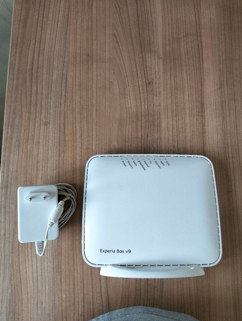 EXPERIA box V9 router met 3 afstandsbedieningen, Ophalen, Zo goed als nieuw, Router met modem, Kpn