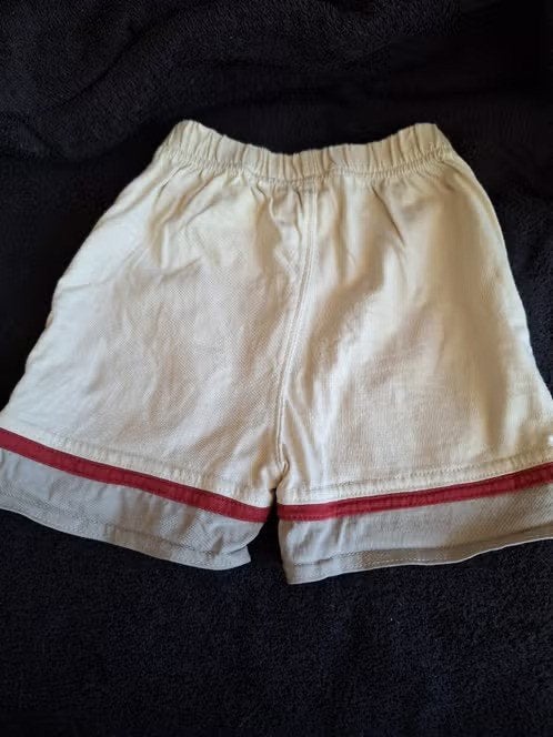 Beige korte broek met rode bies maat 86-92 h, Broekje, Onbekend, Ophalen of Verzenden, Zo goed als nieuw