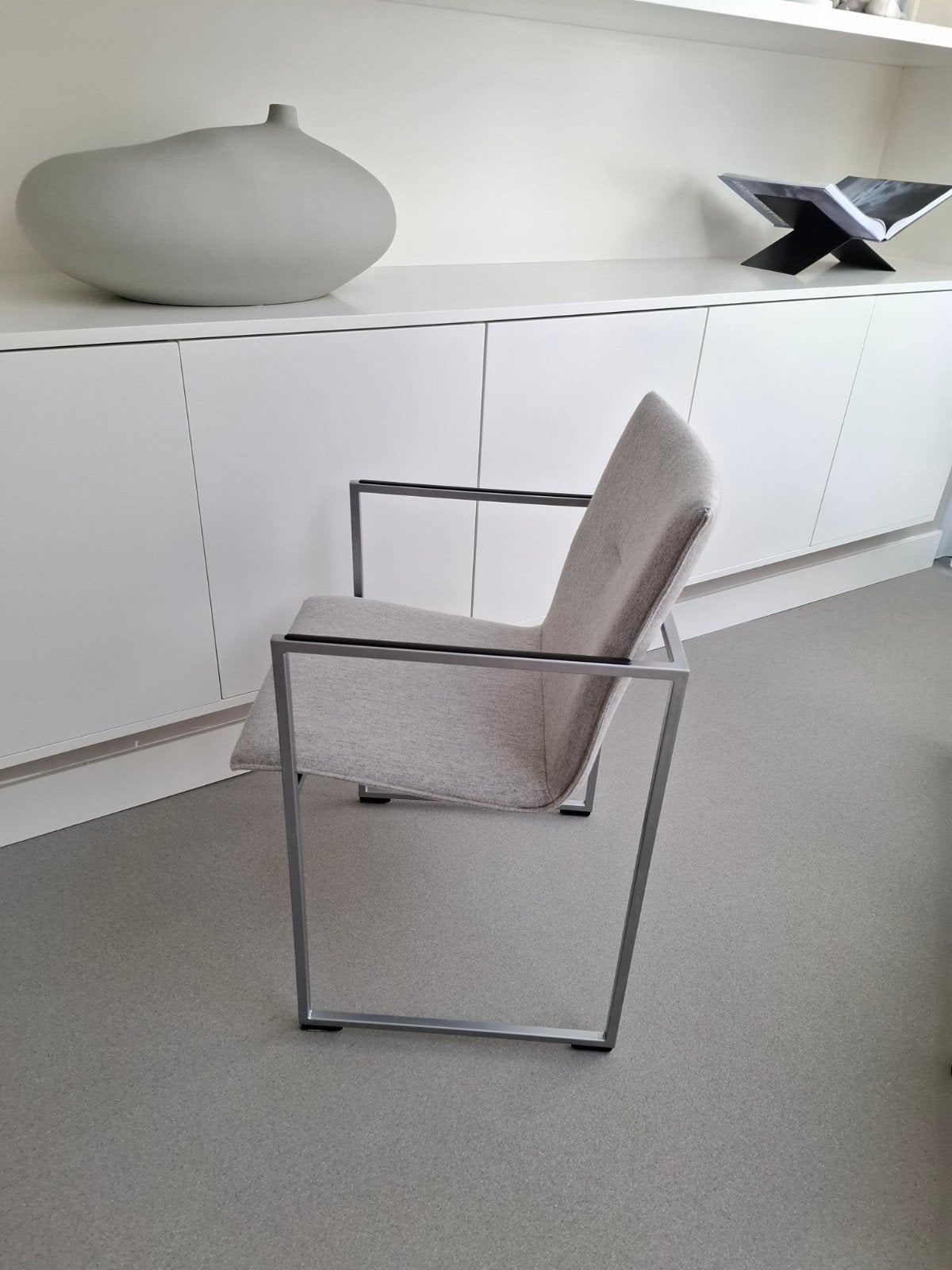 8 Arco Frame eetkamerstoelen - opnieuw gestoffeerd, Huis en Inrichting, Ophalen, Zo goed als nieuw, Grijs