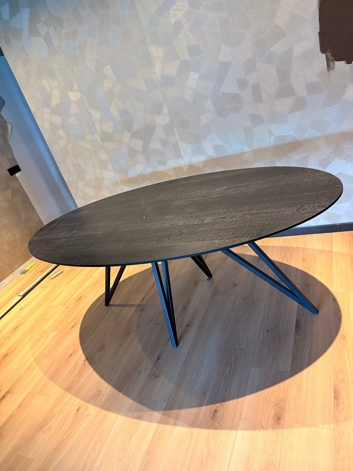 Ovale eettafel - Zwart hout met metalen onderstel, Ophalen, Gebruikt, 100 tot 150 cm, 200 cm of meer
