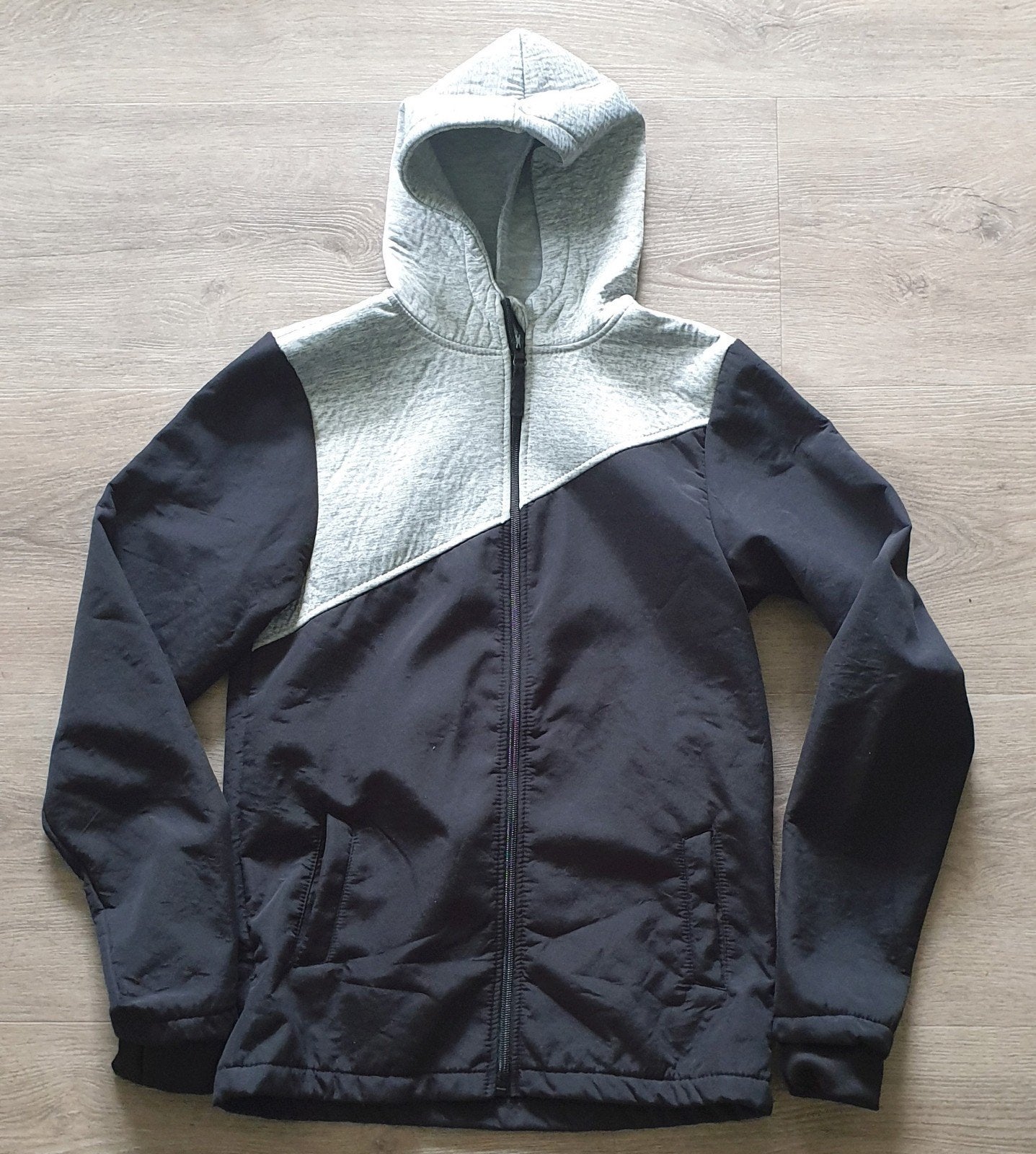 Softshell jas / tussenjas
- Maat 158-164, Kinderen en Baby's, Kinderkleding | Maat 158, Ophalen, Zo goed als nieuw