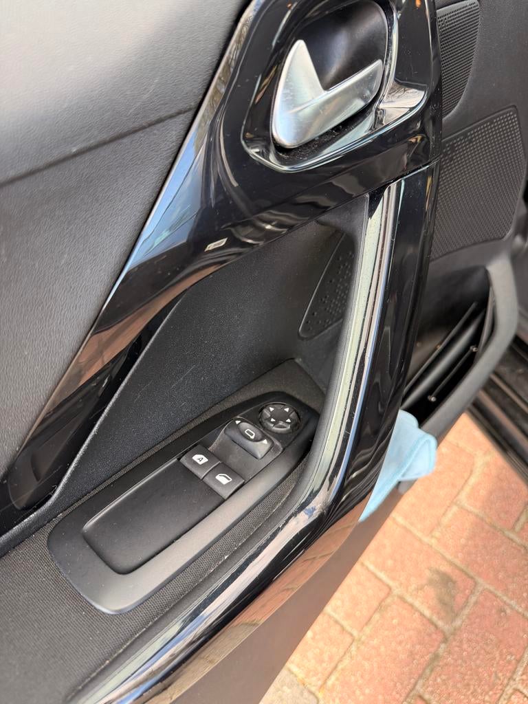 Peugeot 208 1.2 VTI 60KW/82PK 5-D 2014 Zwart, Auto's, Voorwielaandrijving, 31 €/maand, 1199 cc, Zwart