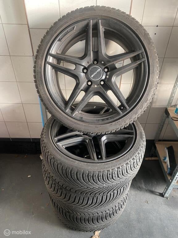 Set originele AMG 18 inch velgen met All Season banden, Auto-onderdelen, Banden en Velgen, Ophalen, Gebruikt, Banden en Velgen