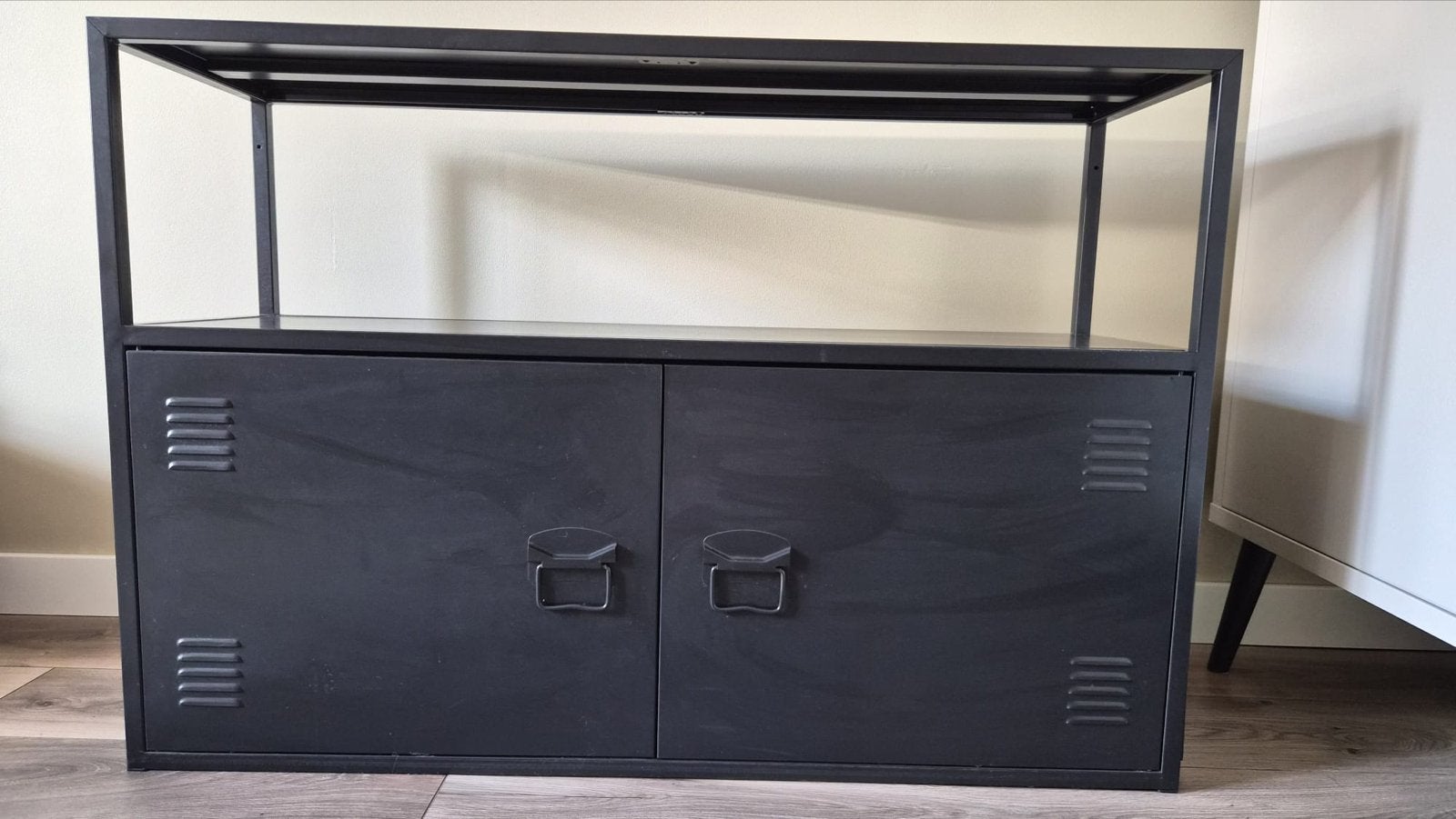 Zwart metalen dressoir/tv-meubel met open vak, Ophalen, Gebruikt