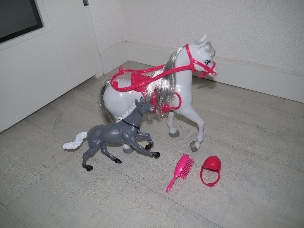 Als nieuw! Barbie paard met accessoires en extra paard!, Ophalen of Verzenden, Zo goed als nieuw, Barbie
