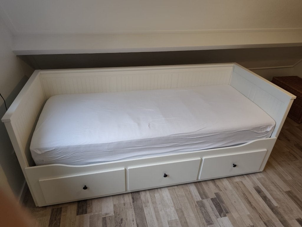 Hemnes bed, Huis en Inrichting, Slaapkamer | Bedden, Ophalen, Wit, Tweepersoons, Zo goed als nieuw