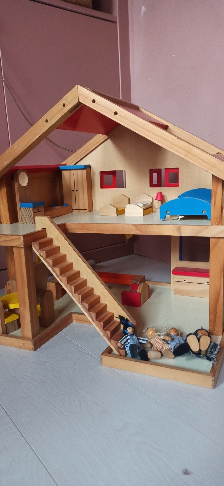 Houten poppenhuis met meubels en poppen, Kinderen en Baby's, Ophalen, Gebruikt, Poppenhuis